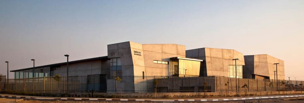 Çöl ile kent arasında yapay kayalar:Beit Halochem İslahevi.