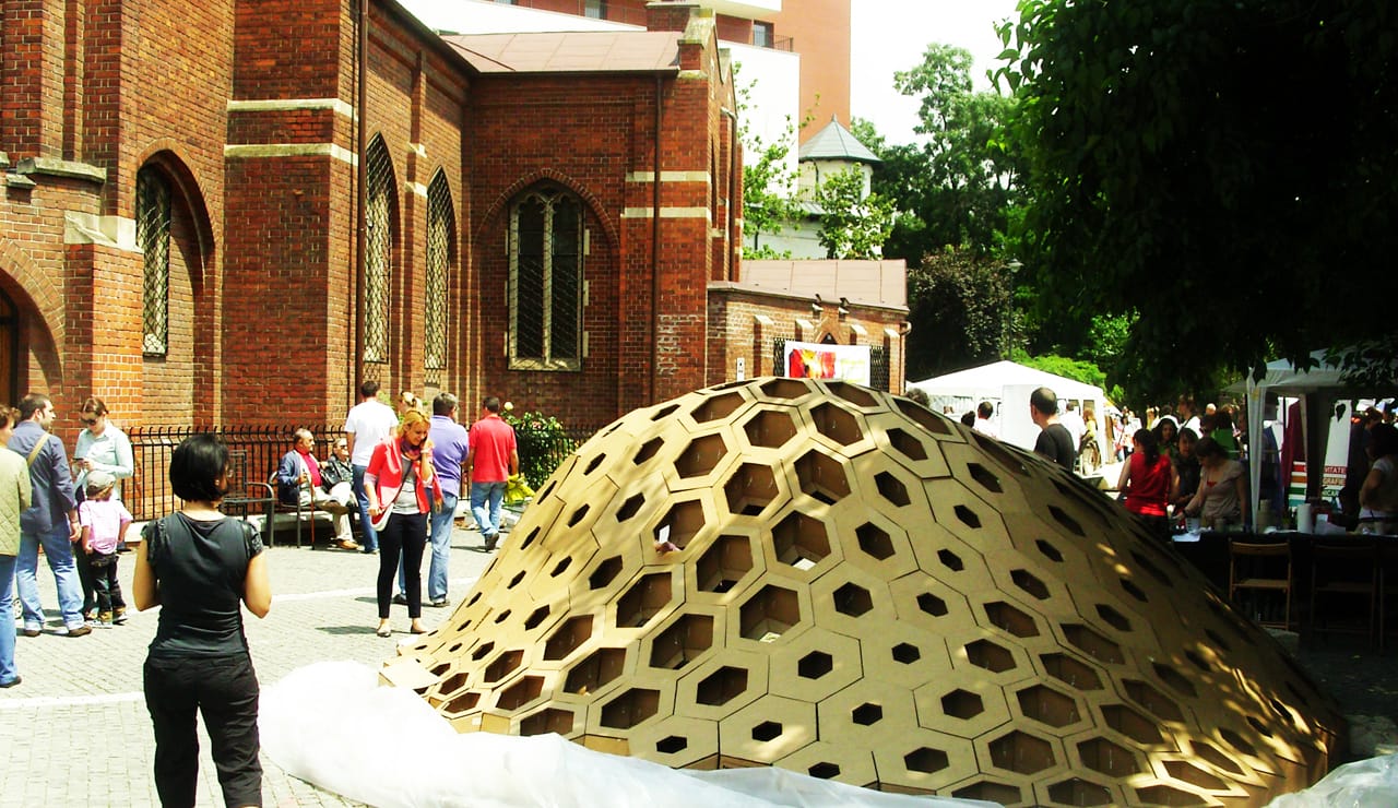 Bir meydan enstalasyonu: Hexigloo Pavyonu