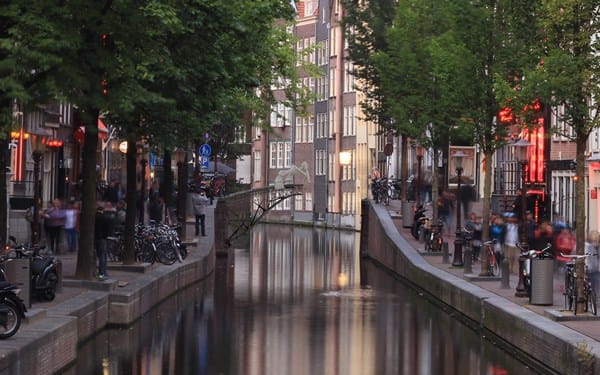 3 boyutlu baskı yöntemiyle Amsterdam kanal üzerinde köprü