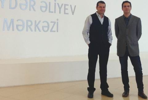 Uyarı düdüğü! (Haydar Aliyev Merkezi)