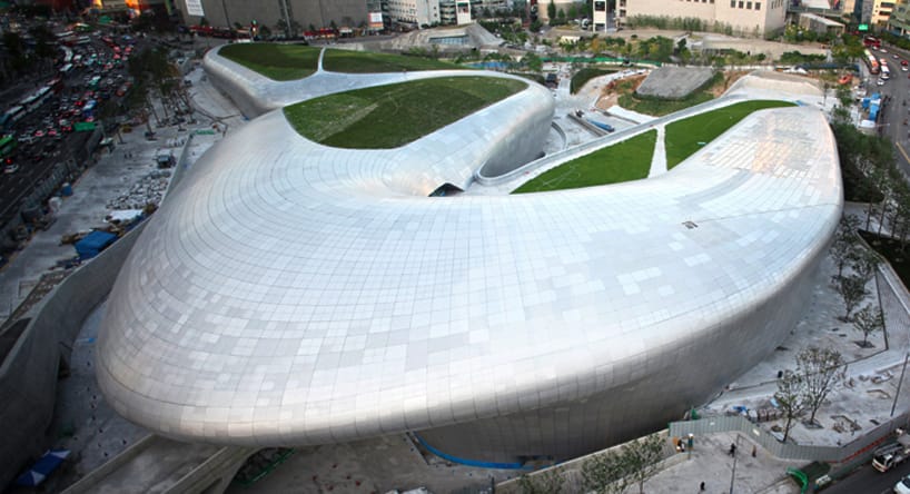 Seul Zaha Hadid tarafından tasarlanan Dongdaemun park & plaza tamamlandı