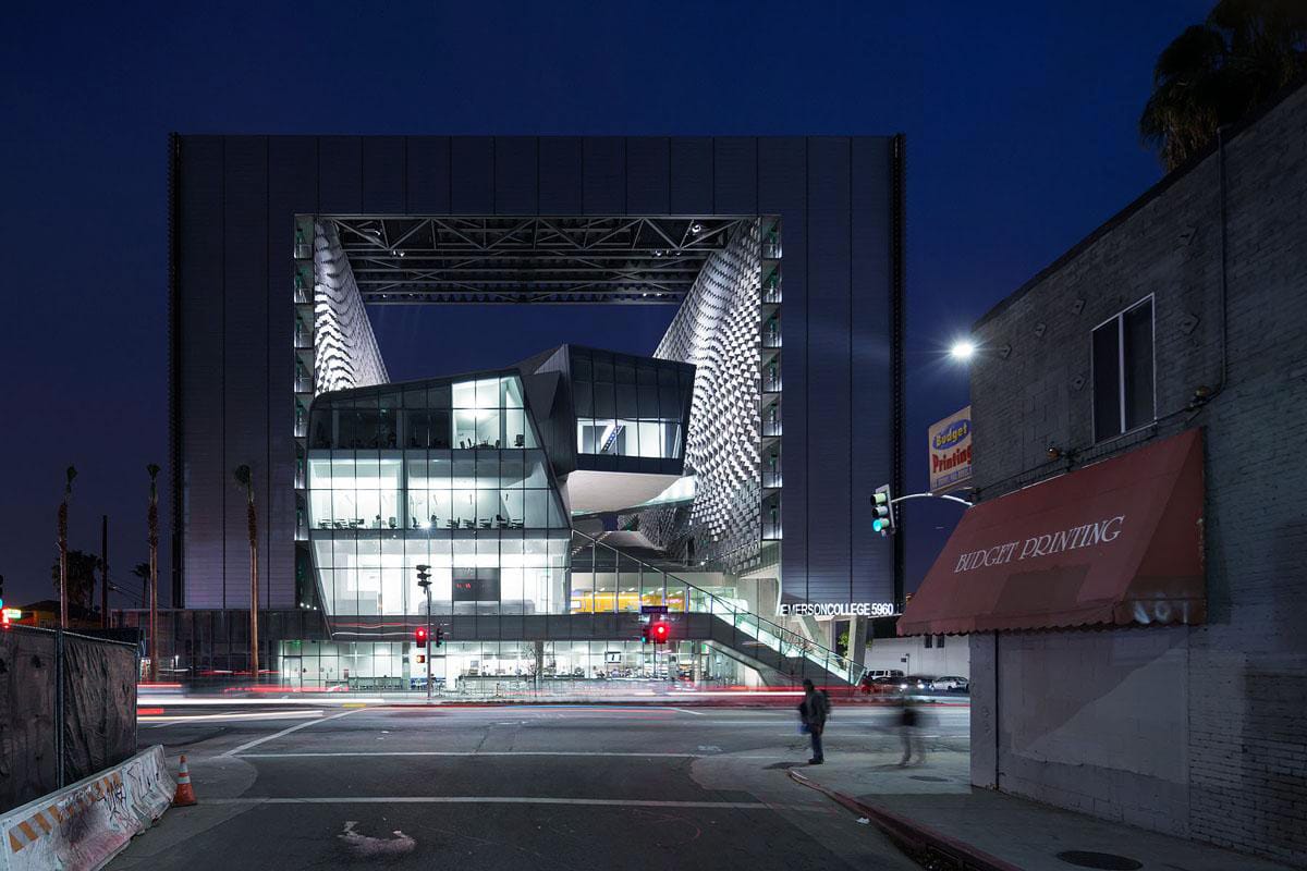 Kaliforniya’da bir öğrenci yurdu, öğretim tesisleri ve idari ofisler: Morphosis Mimarlar