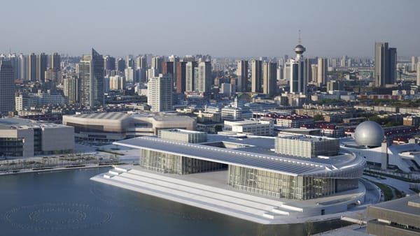 GMP’nin Tianjin Büyük Tiyatrosu su kıyısında bir deniz kabuğuna benziyor.