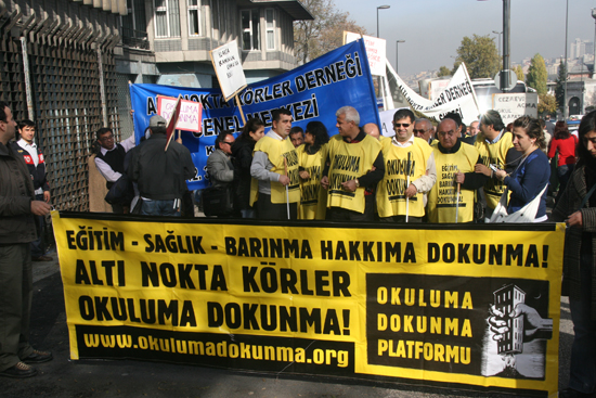 Körler masaya geldi!