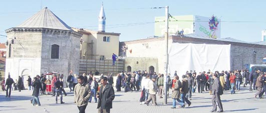 Cami meydana çıktı