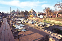 İlk projede ayaklar eserlerin üstündeydi