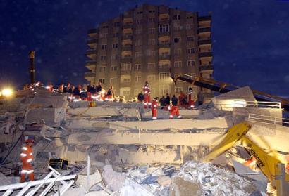 Yargı da Zümrüt Apartmanı’nın altında