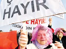 Köylüler yol kapattı