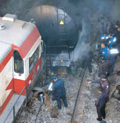 Yük treni raydan çıktı, facia atlatıldı