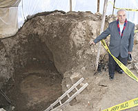 Bahçesinde tarihî eser çıktı