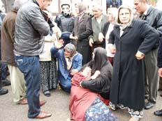 Sokak yetmedi camide dövdüler