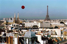 Paris sokaklarında kırmızı bir balon