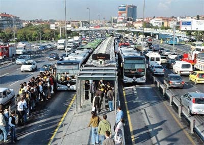 beylikduzu-sakinleri-metrobus-hatty-icin-muhtarlaryn-kapysyny-athyndyryyor.jpg