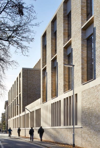 Cambridge Üniversitesine Modern Ekler…