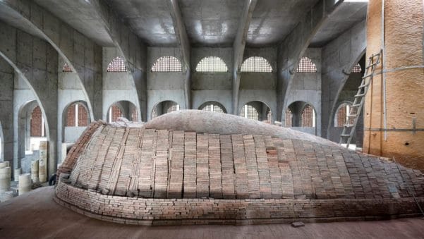 Çin porselen fabrikasında, yumurta şeklinde fırınına beton kemerli koza yapıldı