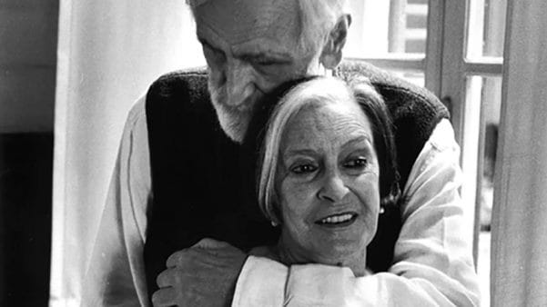 Enzo Mari ve eşi Lea Vergine “Covid-19 ile ilgili komplikasyonlardan” hayatlarını kaybettiler.