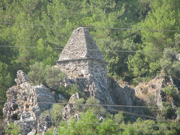 Yıllarca türbe sanıldı, Yunan savaşçının mezarı çıktı