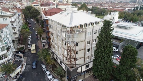 İstanbul’da dikkat çeken görüntü: Bakırköy’de 6 katlı bina çelikle güçlendirildi