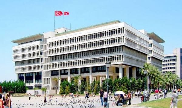 Tunç Soyer duyurdu: Depremde az- orta hasarlı bulunan belediye binasını yıkıyoruz