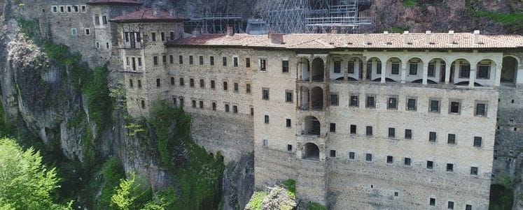 Sümela Manastırı taş düşmelerini önleme çalışmaları kapsamında 31 OCak’a kadar kapatıldı…