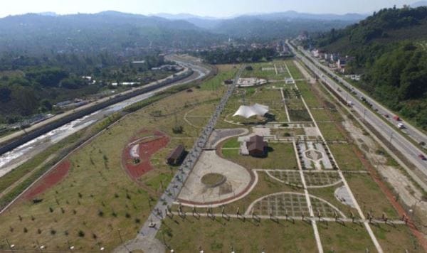 15 milyon TL harcanarak yapılan 116 dönümlük Botanik Park’ta şimdi koyunlar otluyor