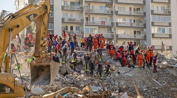 Kırmızıyı giyen deprem alanına iniyor