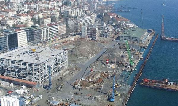 Galataport şantiyesinde maaşları ödenmeyen işçiler iş bıraktı