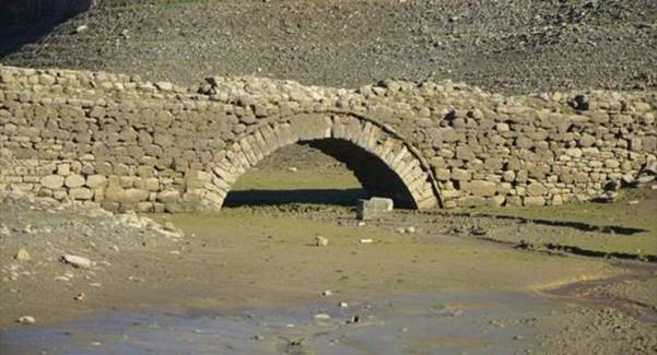 Kuraklık nedeniyle sular çekildi; tarihi köprü gün yüzüne çıktı