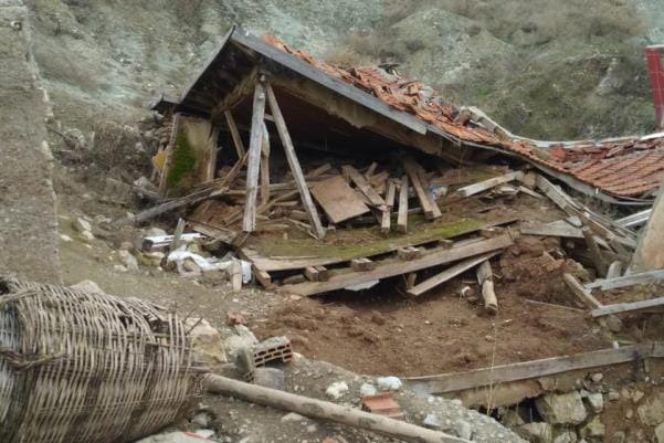 Aksa Termik tehliye saçıyor: “Böyle giderse kaymalar sonucu tüm köy yıkılacak”