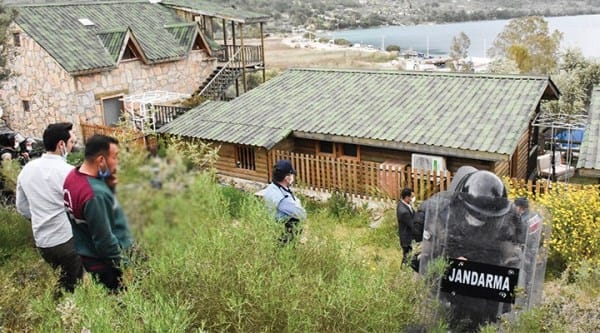 Akbük Koyu kaçak yapılardan temizleniyor