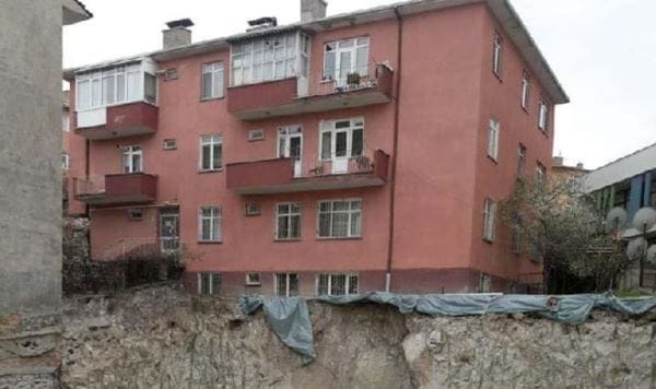 Ankara’da toprak kayması nedeniyle bir apartman tahliye edildi
