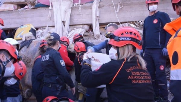 İzmir’de 11 vatandaşın yaşamını yitirdiği Yağcıoğlu Apartmanı’nın 1975 Deprem Yönetmeliği’ne bile aykırı inşa edildiği ortaya çıktı