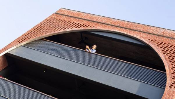 LOUIS KAHN’A SAYGILI APARTMAN…