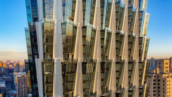 FARKLI CEPHELİ BİR YÜKSEK BİNA…