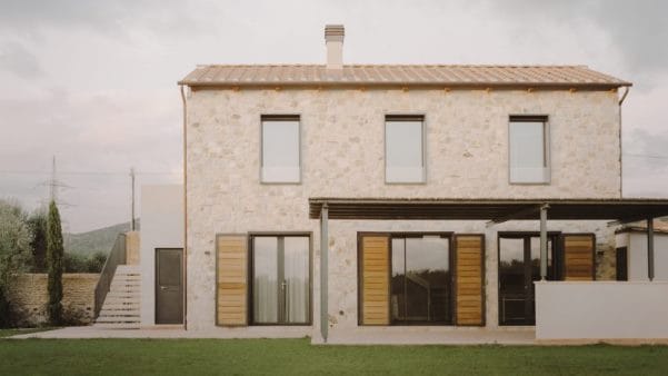 SADE BİR ÇİFLİK EVİ