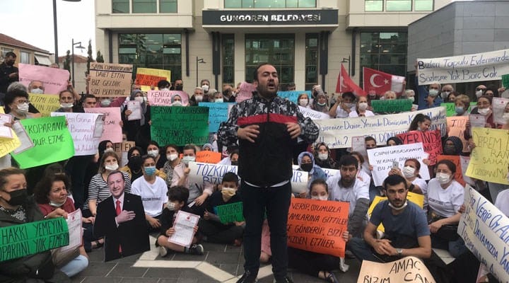 Tozkoparan sakinleri ‘yerinde dönüşüm’ demek için Güngören Belediyesi önünde