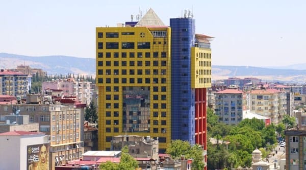 Maraş’taki ‘dünyanın en saçma binası’nın yıkım tarihi belirlendi