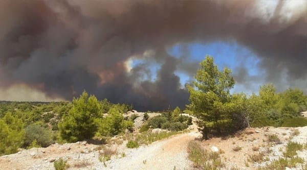 Manavgat’ta yangın sürüyor: AFAD, 3 kişinin yaşamını yitirdiğini açıkladı