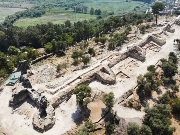 Muğla Akyaka’daki Orta Çağ’dan kalma kale surları gün yüzüne çıkarılıyor