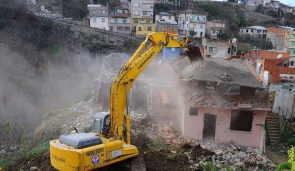 Konutunu satmayan ev sahiplerine karşı kamulaştırma kararı çıkarıldı: Bu bir kentsel ‘çökme’ planı