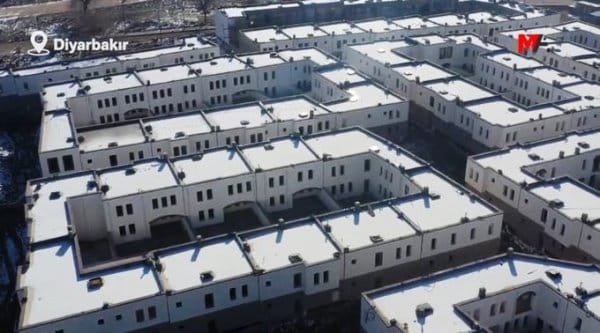 Diyarbakır Sur’da 5 yıldır yasaklı mahallelerde inşa edilen yapılar, cezaevine benzetildi