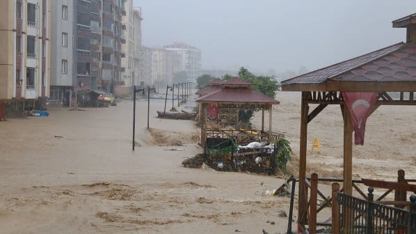 Rize’de heyelanda bahçesi kopan okul, bariyer önlemiyle eğitime başlayacak
