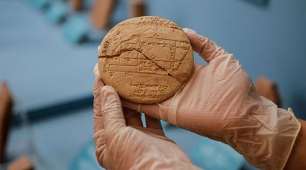 İstanbul Arkeoloji Müzesi’nde sergilenen 3 bin 700 yıllık kil tablet “en eski uygulamalı geometri örneği”