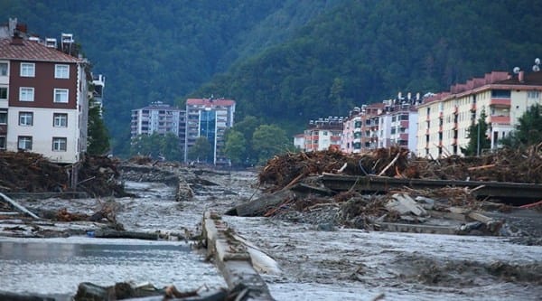 Bozkurt’taki selde yıkılan Ölçer Apartmanı’nın müteahhidi adliyeye sevk edildi