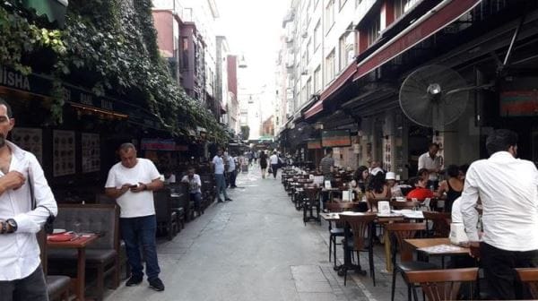 KADIKÖY’DE EĞLENCENİN ÖYKÜSÜ / Arif Atılgan