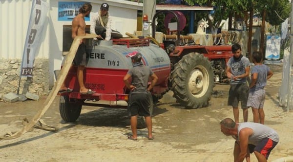 Halkı kaderine terk ettiler