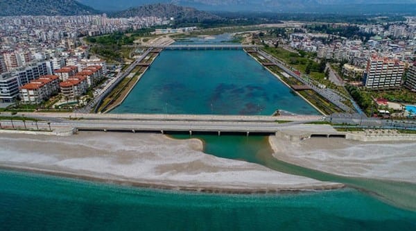 Konyaaltı 15 yılda 5 metre yok oldu