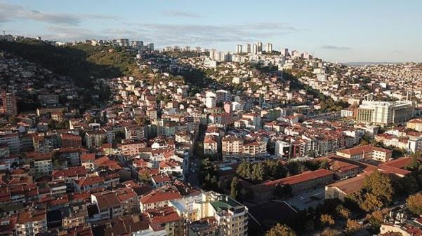 Depremde hasar gören binalarda ince demirler kullanılmış