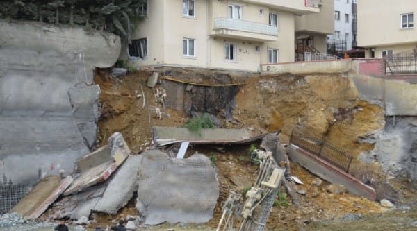 AKP’li Üsküdar Belediyesi’nin proje inşaatında istinat duvarı çöktü
