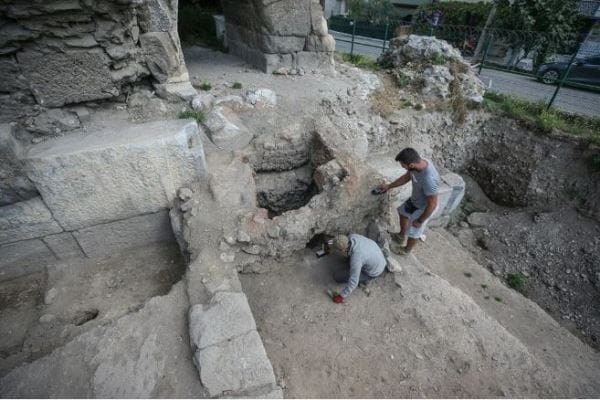 Bursa İznik’teki Roma Tiyatrosu’nda çini atölyesi bulundu